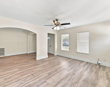1012 W Hart Avenue - Photo Thumbnail 5