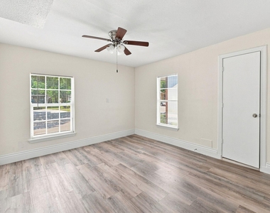 1012 W Hart Avenue - Photo Thumbnail 8