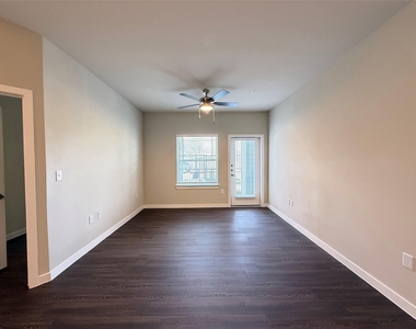 2102 Antoine Drive - Photo Thumbnail 3