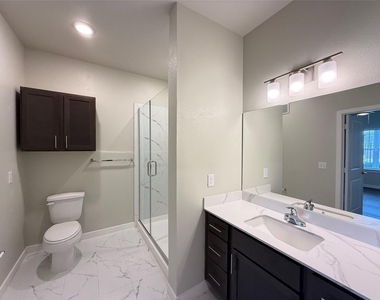 2102 Antoine Drive - Photo Thumbnail 5