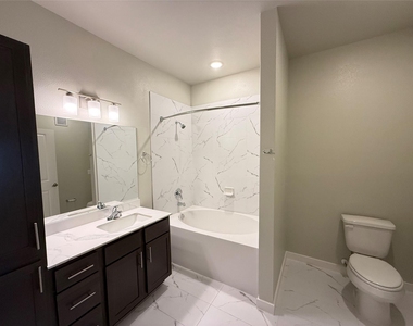 2102 Antoine Drive - Photo Thumbnail 7