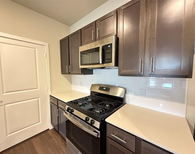 2102 Antoine Drive - Photo Thumbnail 2