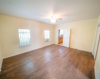 2303 Chestnut Street - Photo Thumbnail 2