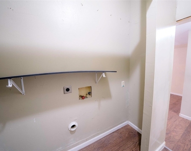 2303 Chestnut Street - Photo Thumbnail 4