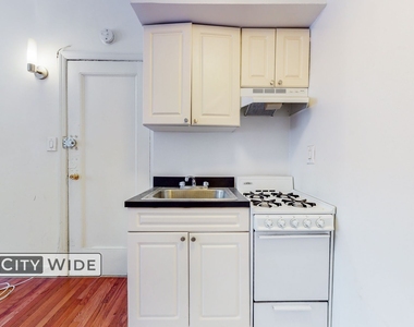 257 East 61st Street - Photo Thumbnail 2
