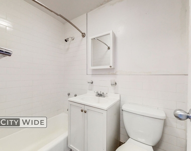 257 East 61st Street - Photo Thumbnail 3