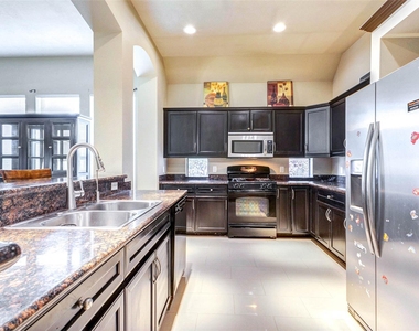 940 Oak Lynn Drive - Photo Thumbnail 7