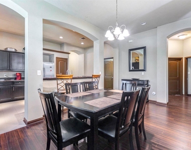 940 Oak Lynn Drive - Photo Thumbnail 5