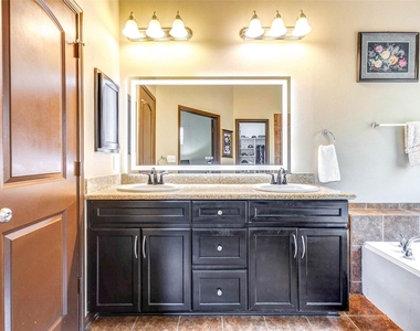 940 Oak Lynn Drive - Photo Thumbnail 12
