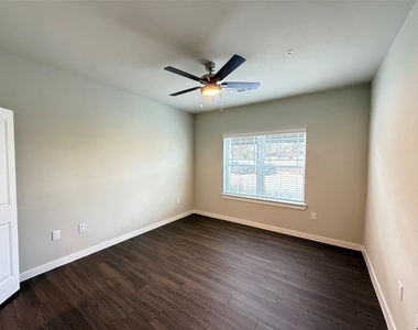 2102 Antoine Drive - Photo Thumbnail 4