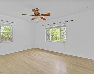 6206 S Foster Avenue - Photo Thumbnail 9