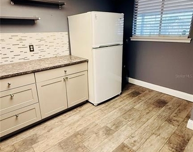 6310 Newtown Circle - Photo Thumbnail 3
