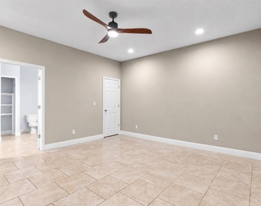 6804 N Himes Avenue - Photo Thumbnail 8