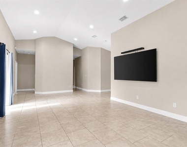 6804 N Himes Avenue - Photo Thumbnail 5