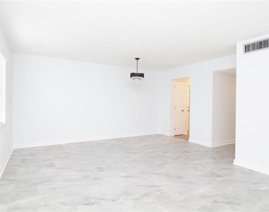 1115 Rue Des Chateaux - Photo Thumbnail 3