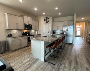 1127 Pipestone Place - Photo Thumbnail 6