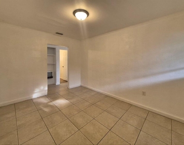 1726 W Chestnut Street - Photo Thumbnail 4