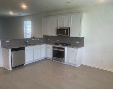 8111 Royal Palm Ct - Photo Thumbnail 4