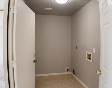 13624 Sableglen Street - Photo Thumbnail 21