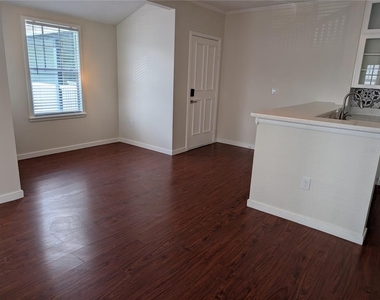 611 Campus Street - Photo Thumbnail 16