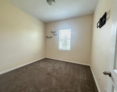 2074 Brillante Drive - Photo Thumbnail 12
