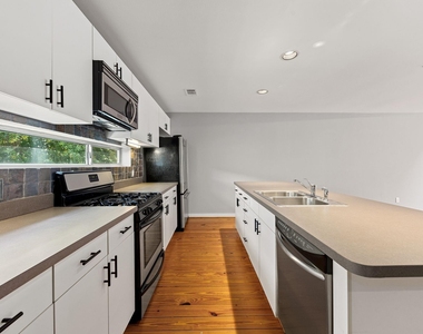 913 Robin Street - Photo Thumbnail 10