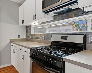 913 Robin Street - Photo Thumbnail 9
