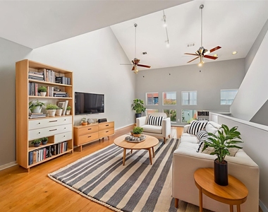 913 Robin Street - Photo Thumbnail 3
