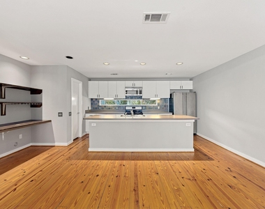 913 Robin Street - Photo Thumbnail 7