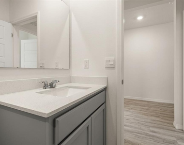 1078 Clay Boulevard - Photo Thumbnail 11