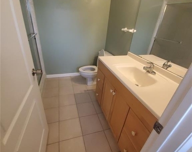 5421 Vineland Road - Photo Thumbnail 9