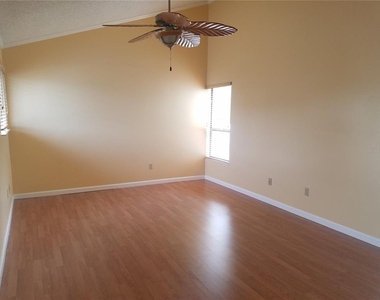 5421 Vineland Road - Photo Thumbnail 12
