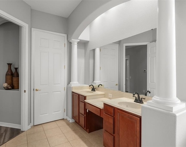 14411 Hampshire Bay Circle - Photo Thumbnail 28