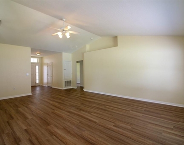 6719 Highlands Creek Boulevard - Photo Thumbnail 9