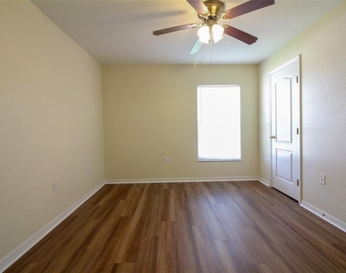 6719 Highlands Creek Boulevard - Photo Thumbnail 24