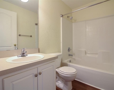6719 Highlands Creek Boulevard - Photo Thumbnail 31