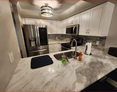 2735 Sw 35th Place - Photo Thumbnail 2