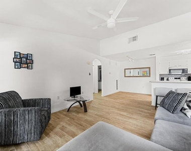 8933 Manor Loop - Photo Thumbnail 11