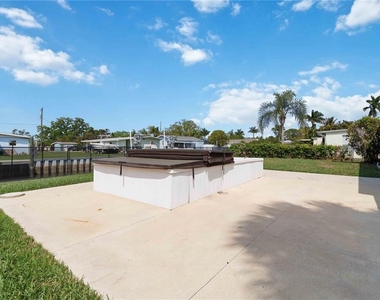 607 Manatee Avenue - Photo Thumbnail 27