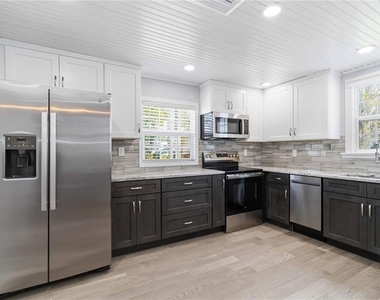 607 Manatee Avenue - Photo Thumbnail 14