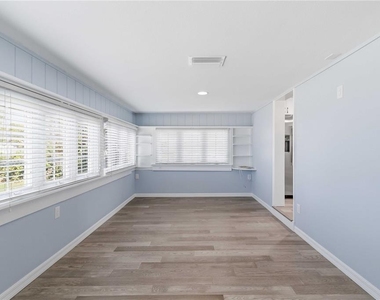607 Manatee Avenue - Photo Thumbnail 9