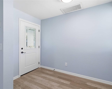607 Manatee Avenue - Photo Thumbnail 4