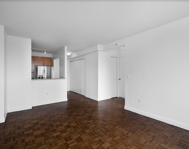 West 42nd Street - Photo Thumbnail 3