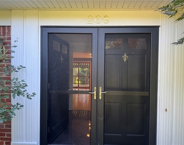 209 Grandview Dr - Photo Thumbnail 3