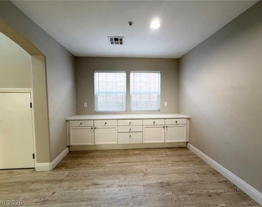 9169 Conquest Court - Photo Thumbnail 4
