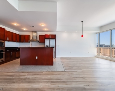4575 Dean Martin Drive - Photo Thumbnail 7
