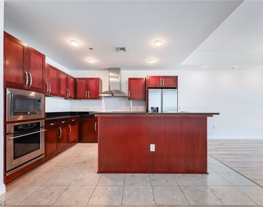 4575 Dean Martin Drive - Photo Thumbnail 10
