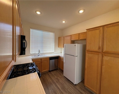 10688 Oak Crest Avenue - Photo Thumbnail 8