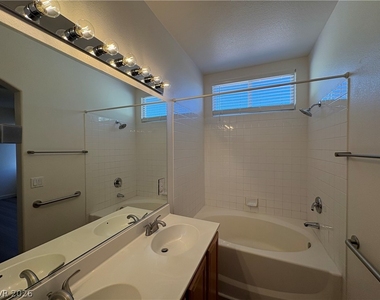10688 Oak Crest Avenue - Photo Thumbnail 16