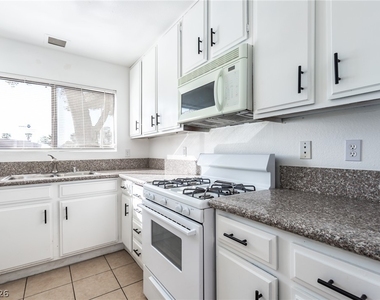 7434 Coffeyville Avenue - Photo Thumbnail 12